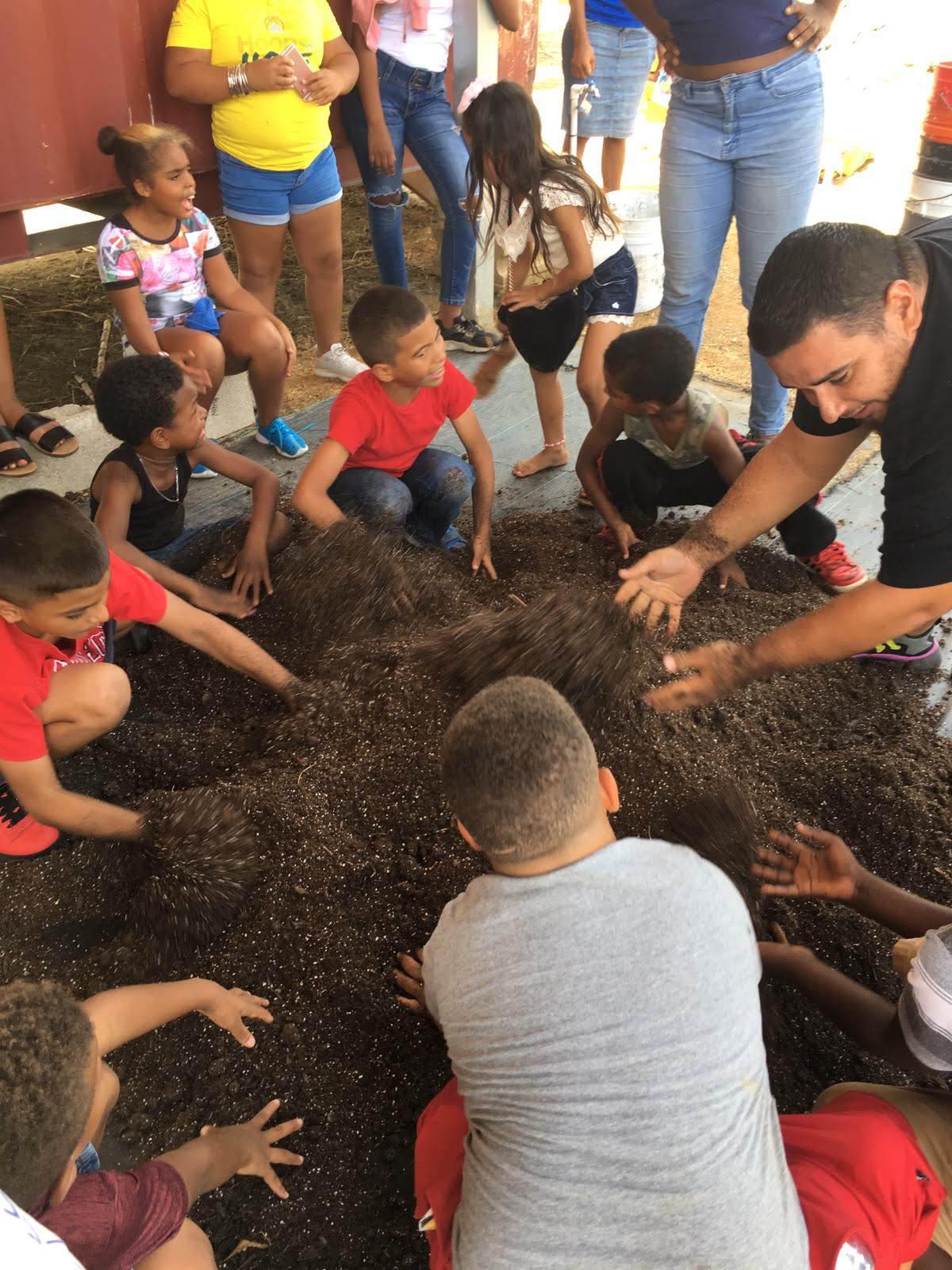 Niños y facilitadores aprendiendo juntos en comunidad