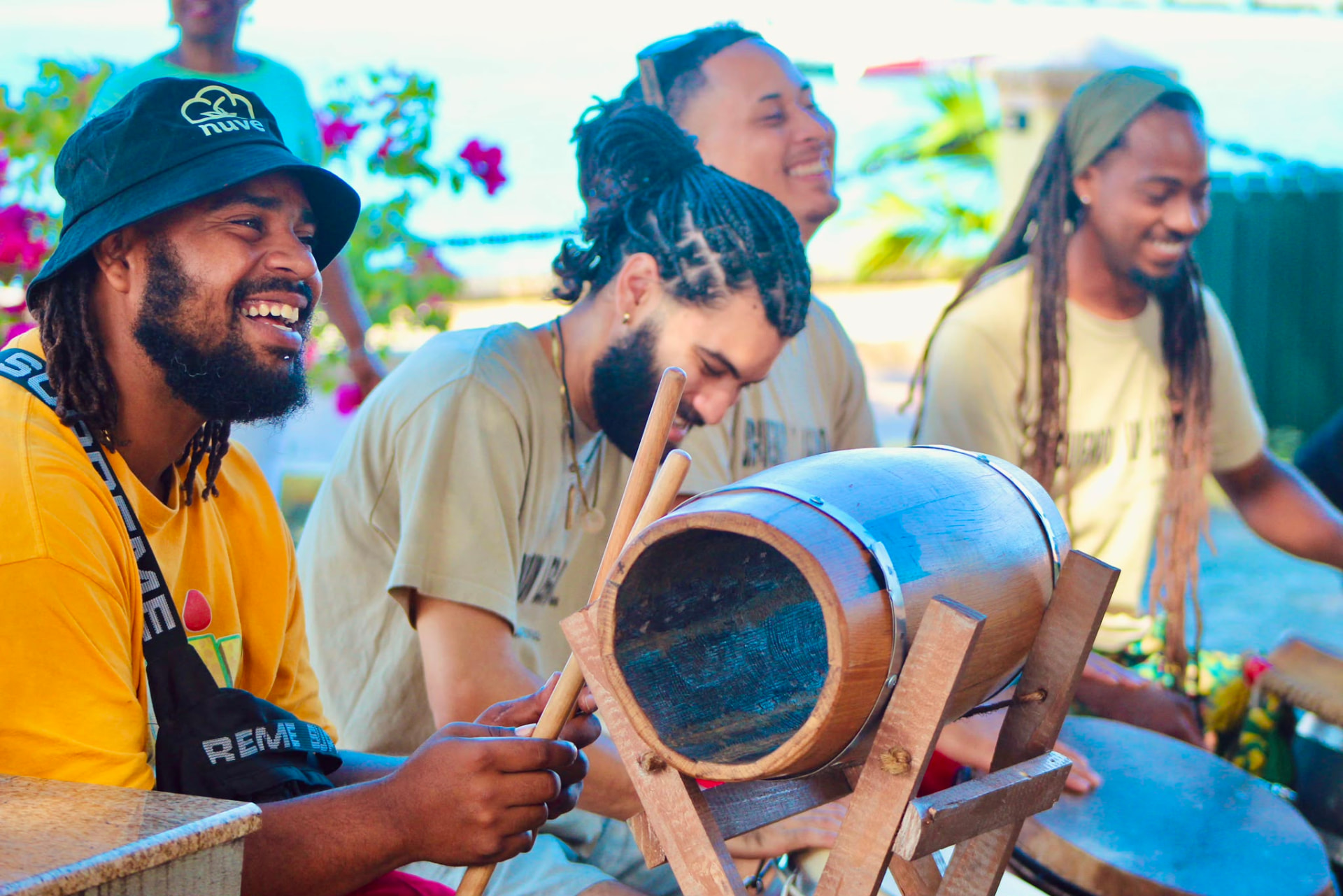 Comunidad de Escuelas Libres de Sanación tocando tambores y compartiendo